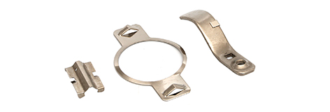 Qual é a diferença entre estampagem e usinagem de metal?