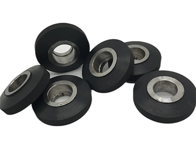 Pe&ccedil;as ligadas de borracha a metal
